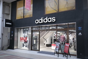 アディダスブランドコアストア
鹿児島店